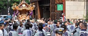 赤坂消防署通り渡御の青山外苑町会。'10.09.26.