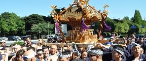 青山通りの赤坂御苑を背に渡御。'10.09.26.