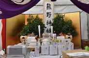 歩道上テント内のお神酒社。'10.09.26.