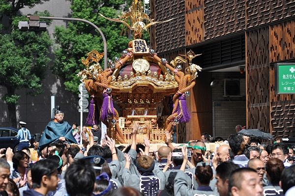 青山熊野神社の三つ葉葵紋掲げた新調神輿。'10.09.26.