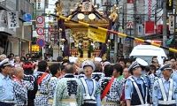 神輿揉みで遮断機待ち。'10.09.26.