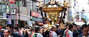 旧町田街道を渡御の中町中央町会。'10.09.26.