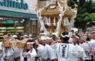 貫録十分な六生会神輿。'10.09.26.