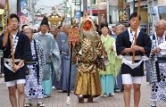 先導する猿田彦と神職。'10.09.26.