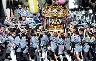 宮出しのため向き返る担ぎ。'10.09.26.