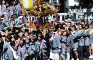 狭い境内を半回転。'10.09.26.