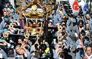 境内からやっと宮出し。'10.09.26.