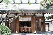 一段と高い石段上の社殿。'10.09.26.