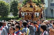 広い国立新美術館前へ。'10.09.26.