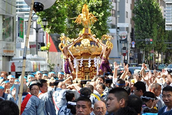 東京ミッドタウン前をを渡御。'10.09.26.