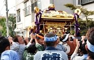 奉賛者にお礼の神輿振り。'10.10.03.