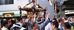 休息所前での神輿揉み。'10.10.03.
