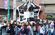 男衆などに負けぬ担ぎぶり。'10.10.10.