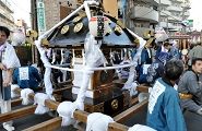 三つ巴紋の精悍な宮神輿。'10.10.10.