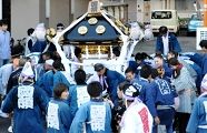 腰を屈めて担ぎだし。'10.10.10.