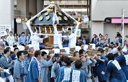輿に乗った神振り役二人の音頭取り。'10.10.10.