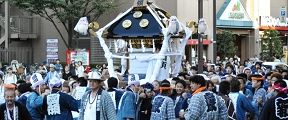 擬宝珠で黒屋根の精悍な神輿。'10.10.10.