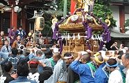 担ぎあげた本殿前で神輿揉み。'10.10.17.