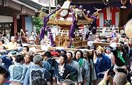 神楽殿の瀬田囃子に送られる。'10.10.17.