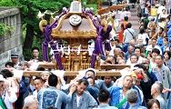 背後の裏参道は賑やか。'10.10.17.
