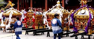 本殿前庭で鎮座祭の準備'16.05.06.