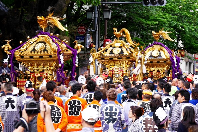 参道前での神輿揉み'16.05.06.