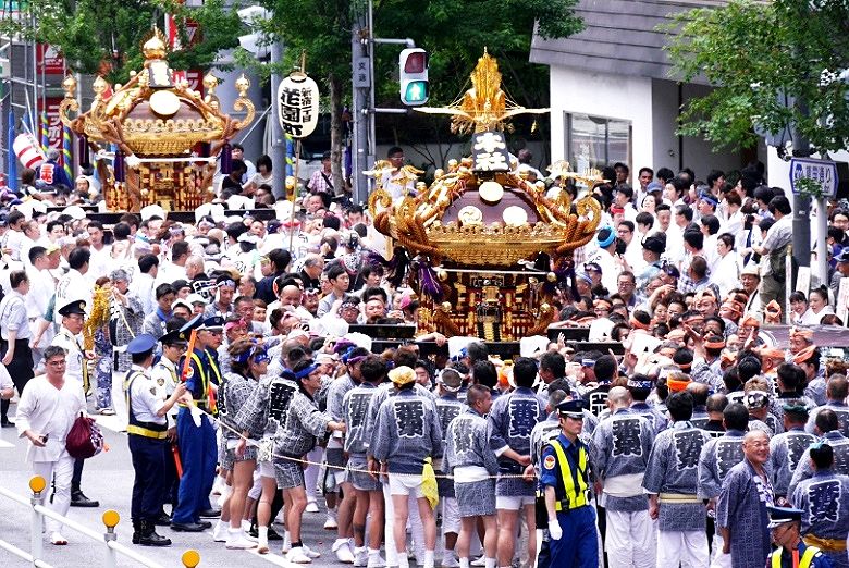 連なって靖国通りを'16.05.29.