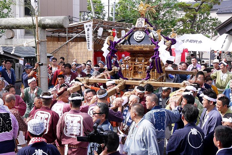 鳥居脇から宮神輿の宮出'16.07.03.