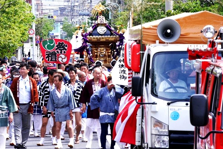お囃子山車と大団扇に鼓舞され'16.07.03.