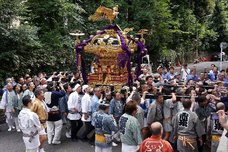 akasaka-torii.jpg(199506 byte)