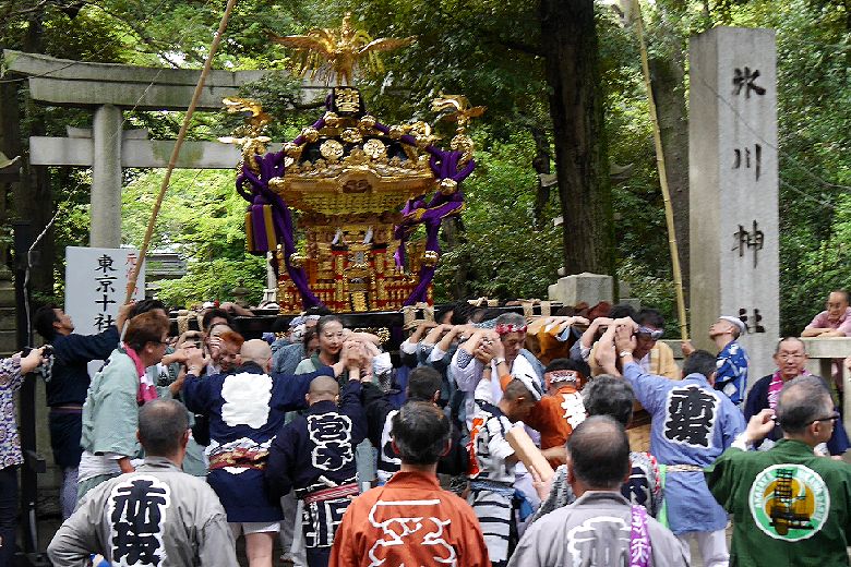 akasaka-torii3.jpg(160498 byte)