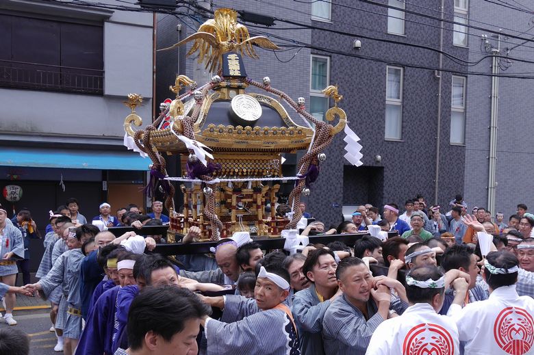 senzoku-jinjyamae.jpg(149141 byte)