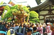 狭い境内からの宮出しです。08.08.03.