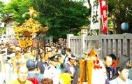 宮神輿が境内より出てきました。08.08.03.