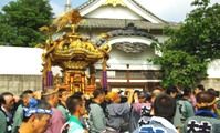 甍の銭湯前を神輿は担がれていく。08.08.03.