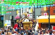 第一鳥居から香取大門商店街を宮元が担ぐ。08.08.10.
