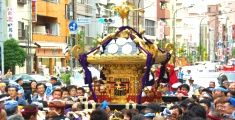 支柱に胴・台座を吊っているのか、からくり神輿だ。08.08.10.