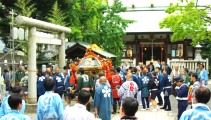 渡御のため大正15年の鳥居を潜る。08.09.07.