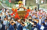 神社脇の首都高下からの渡御です。08.09.07.