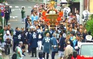 道幅いっぱいに担がれる。08.09.07.