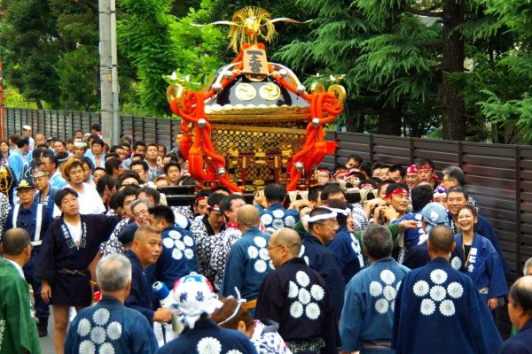 激しい魂ふり続く小菅神社。08.09.07.
