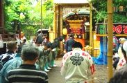 社殿前のお仮屋に鎮座する宮神輿と発輿式。08.08.24.
