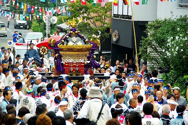 午前渡御谷中地区の真島町会の担ぎ。'08.08.24.