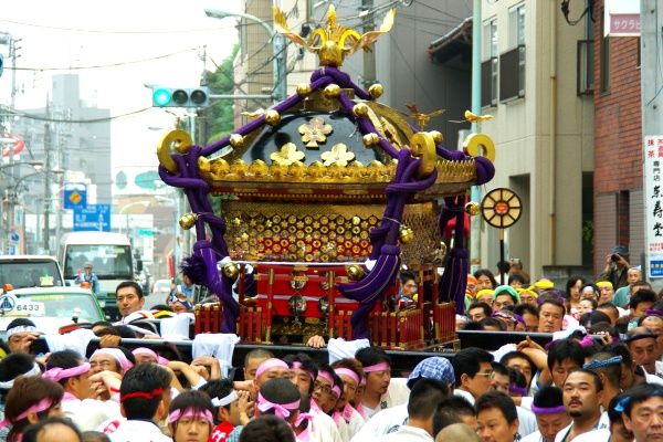 胴を深紅の晒しで覆う諏方神社三つ柏紋神輿。08.08.24.