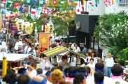お舟祭り(諏訪下社例大祭)に倣っての小舟に乗る宮司。08.08.24.