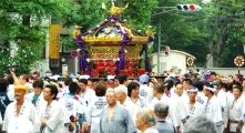 路地から解き放たれてゆったりと担がれる。08.08.24.