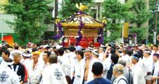 ビシッと決める下町谷中の氏子担ぎ手。08.08.24.