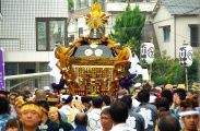 神輿も担ぎ手しだい。08.09.14.