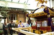 社殿と神輿に対峙して式せぬのは何故?08.09.14.