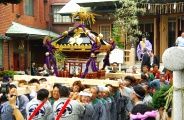 狭い境内ゆえスーッと担ぎ出しです。08.09.14.
